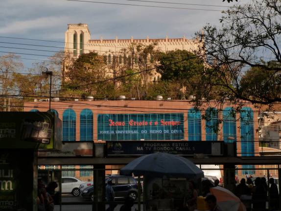 Igrejas quase vizinhas, no centro de Cuiabá, capital do Mato Grosso